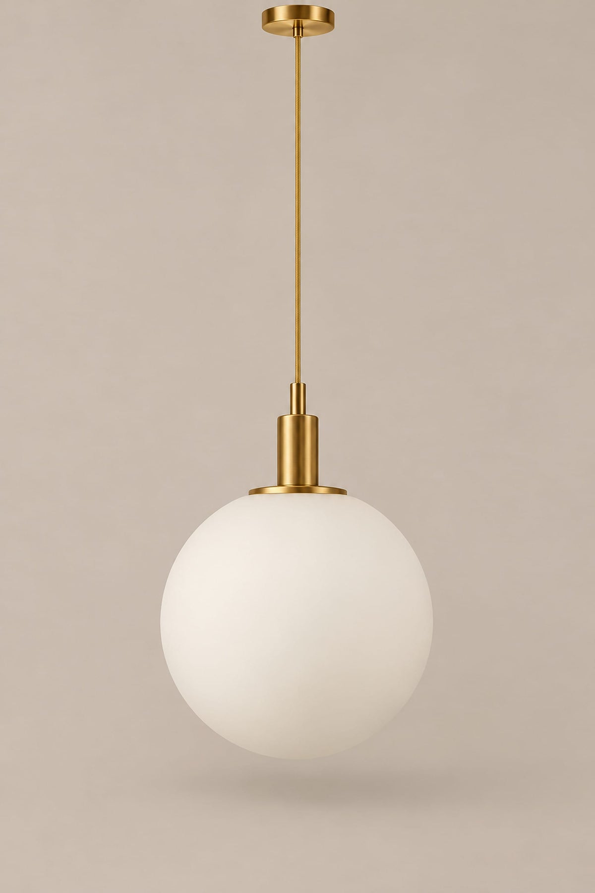 LampeHub Boule en laiton 20 cm / Froide blanche Suspension Bauhaus Globe Verre Opalin – Laiton ou Noir
