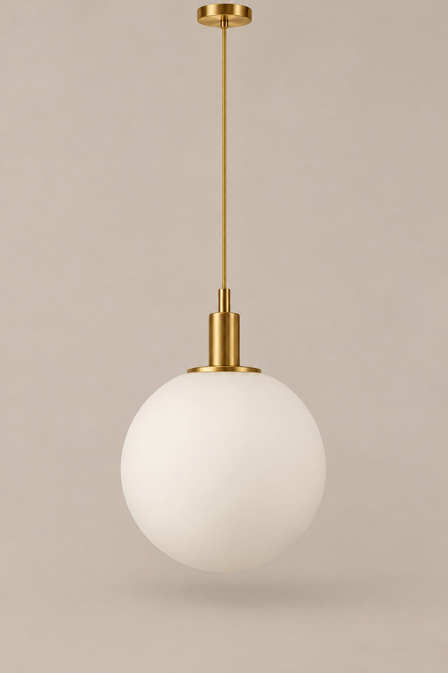 Suspension Globe en Verre Opalin – Suspension Bauhaus Laiton ou Noir