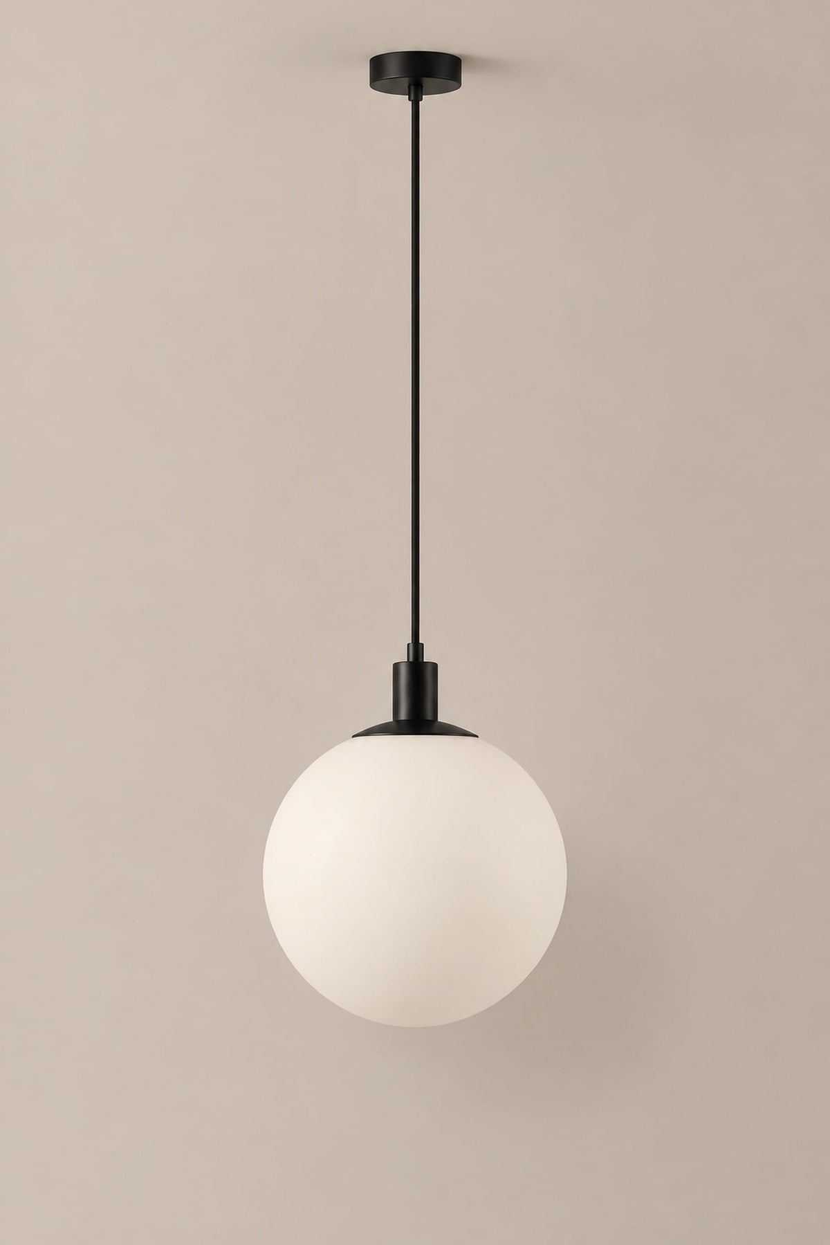LampeHub Boule noire 20 cm / Froide blanche Suspension Bauhaus Globe Verre Opalin – Laiton ou Noir