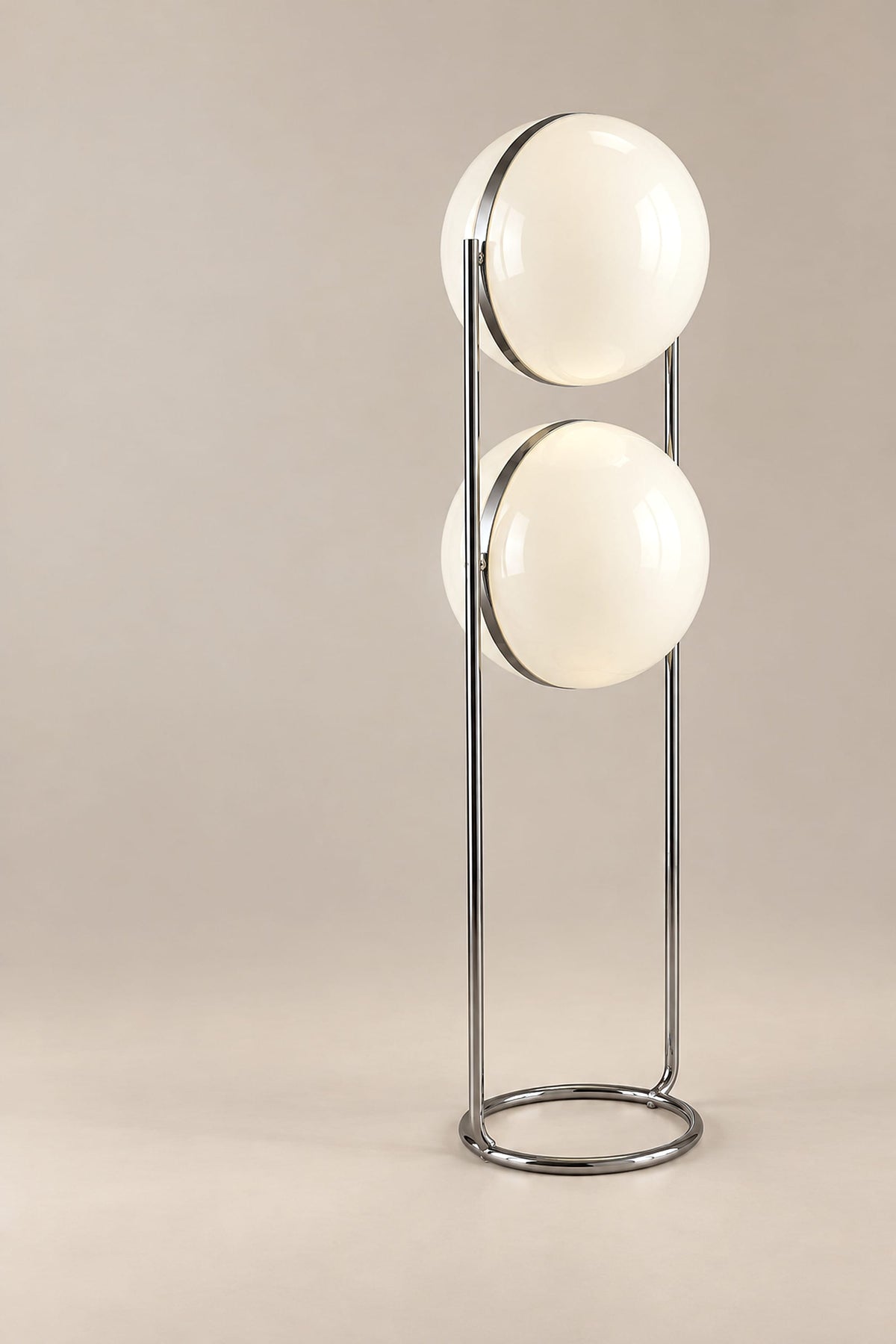 LampeHub Lampadaire Lampadaire Bauhaus Globes Opalins – Structure Chromée