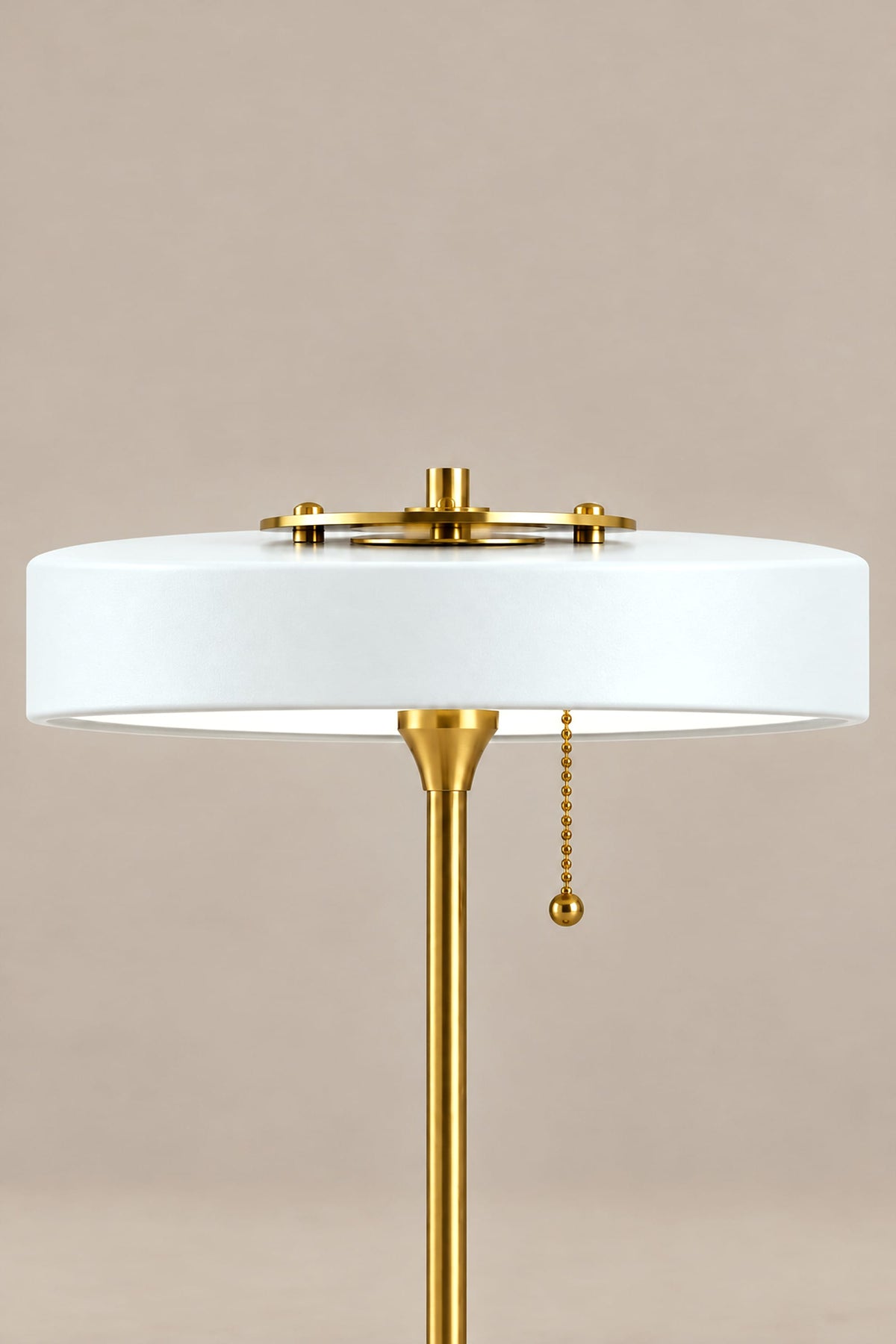LampeHub Lampe de Table Bauhaus Disque Blanc – Pied Laiton