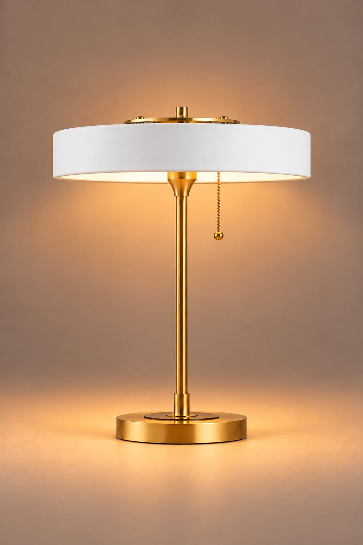LampeHub Lampe de Table Bauhaus Disque Blanc – Pied Laiton