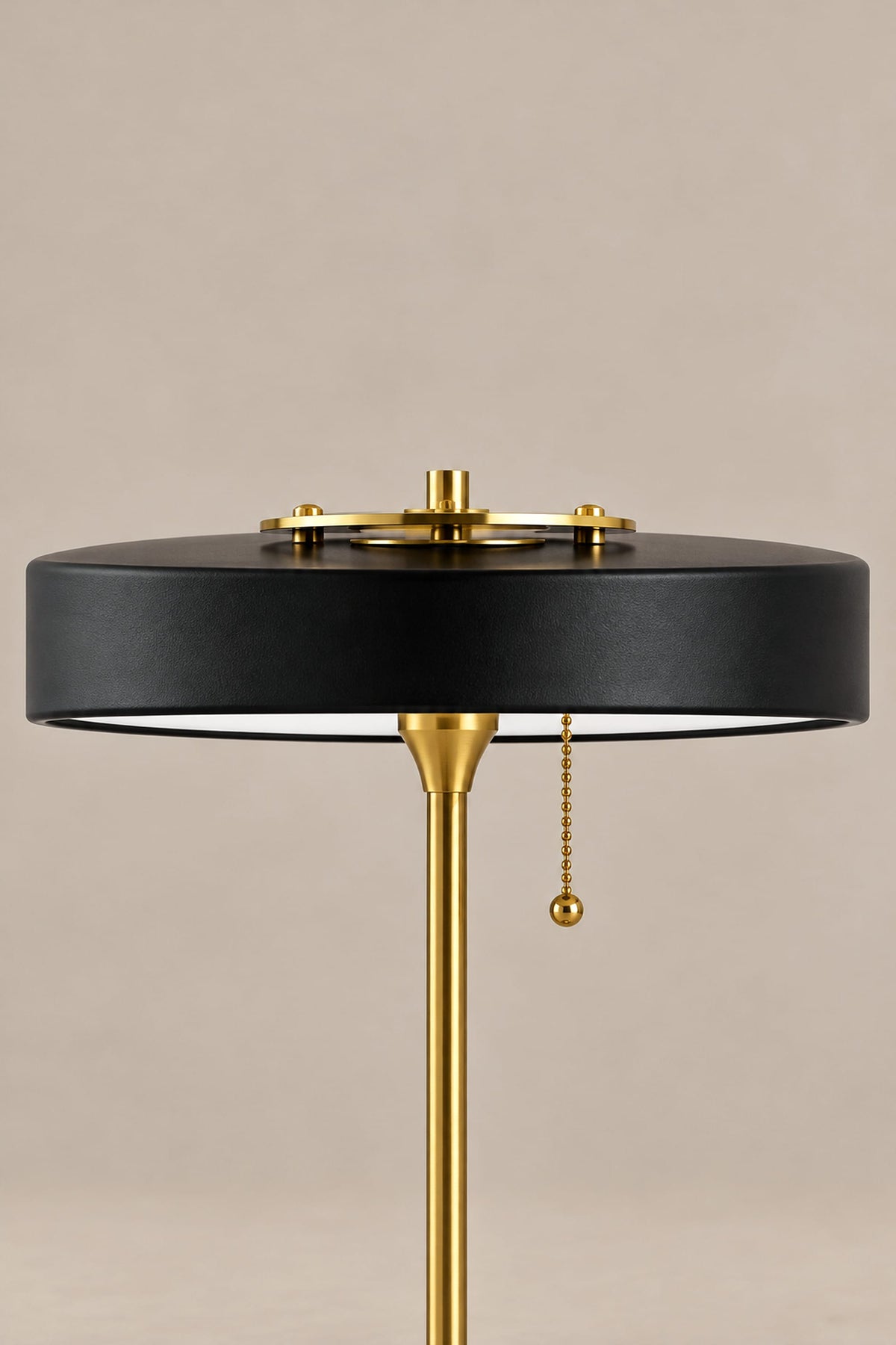 LampeHub Lampe de Table Bauhaus Disque Noir – Pied Laiton