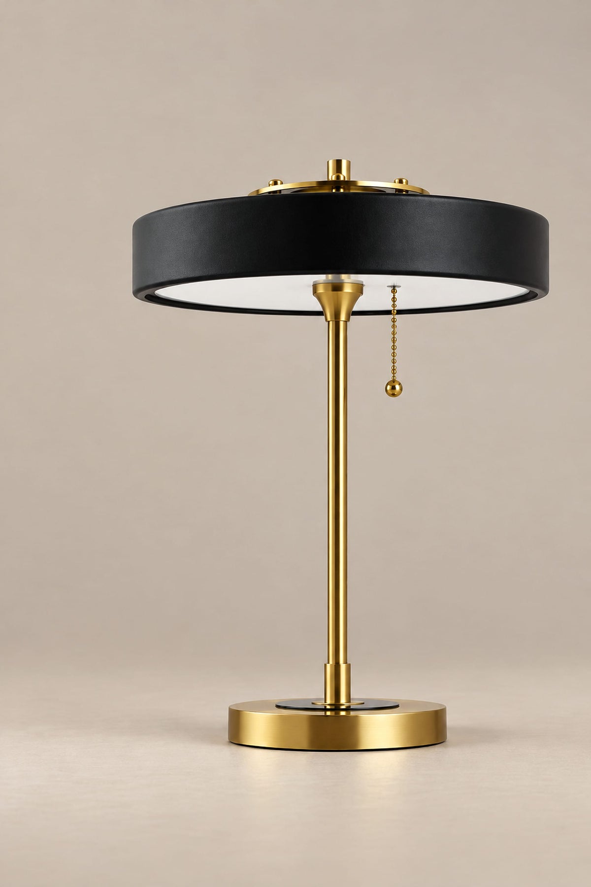 LampeHub Lampe de Table Bauhaus Disque Noir – Pied Laiton