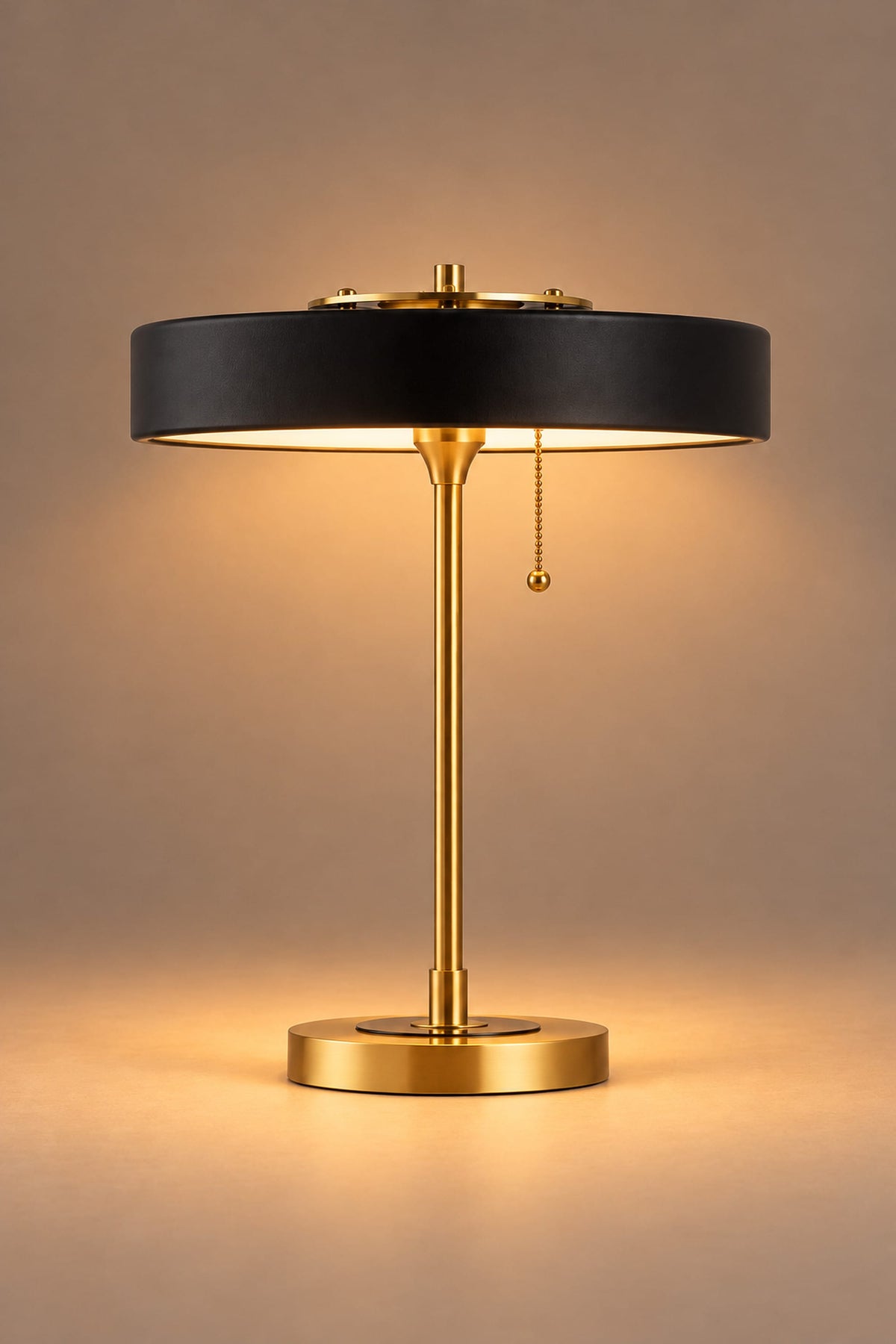 LampeHub Lampe de Table Bauhaus Disque Noir – Pied Laiton