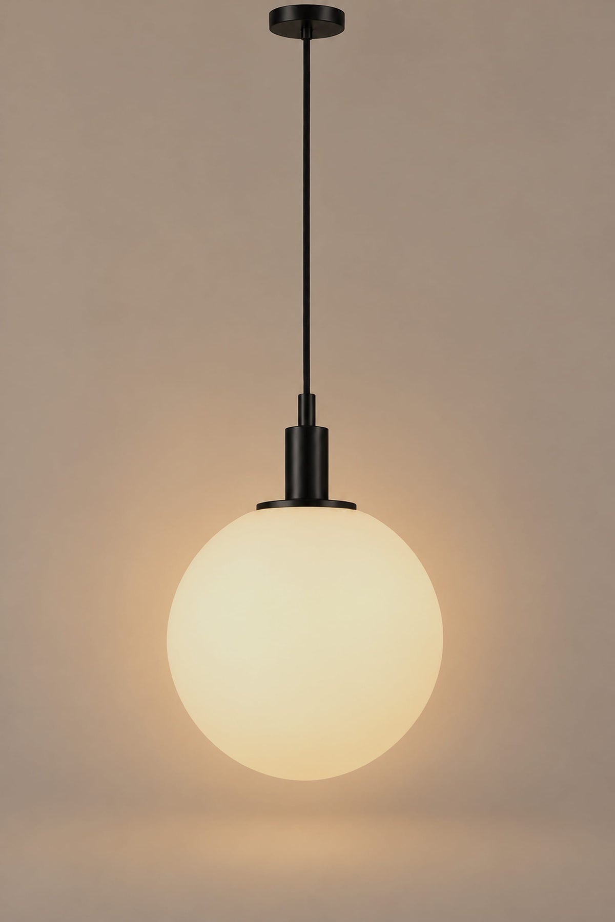 LampeHub Suspension Bauhaus Globe Verre Opalin – Laiton ou Noir