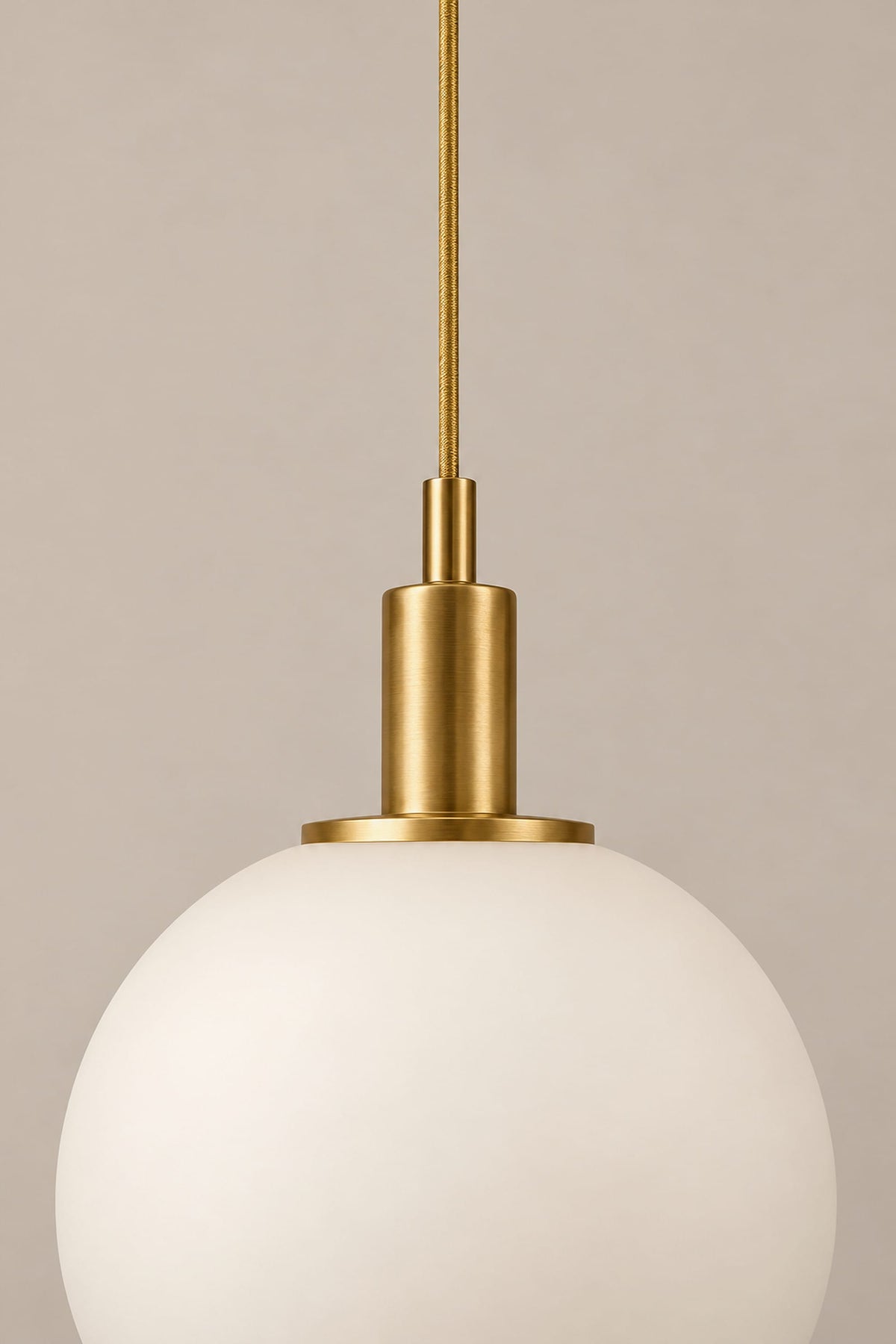 LampeHub Suspension Bauhaus Globe Verre Opalin – Laiton ou Noir