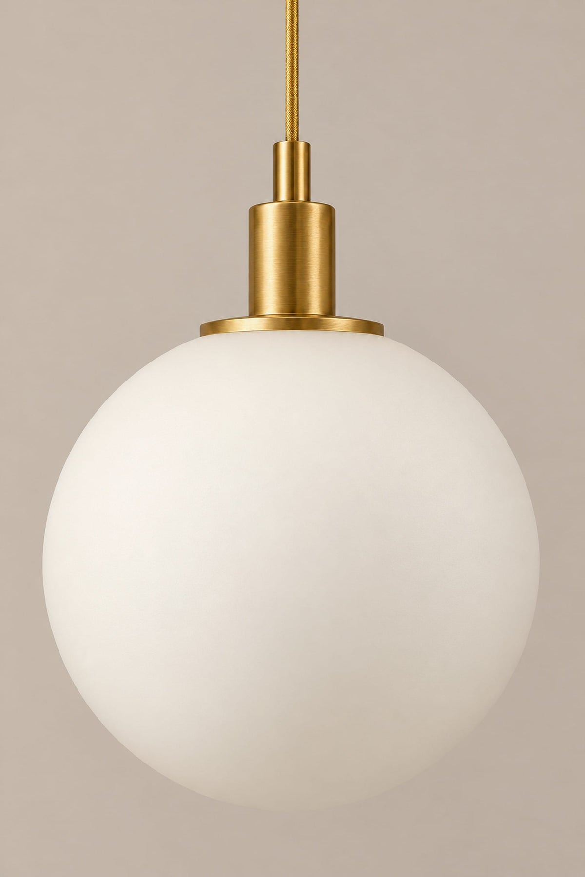 LampeHub Suspension Bauhaus Globe Verre Opalin – Laiton ou Noir