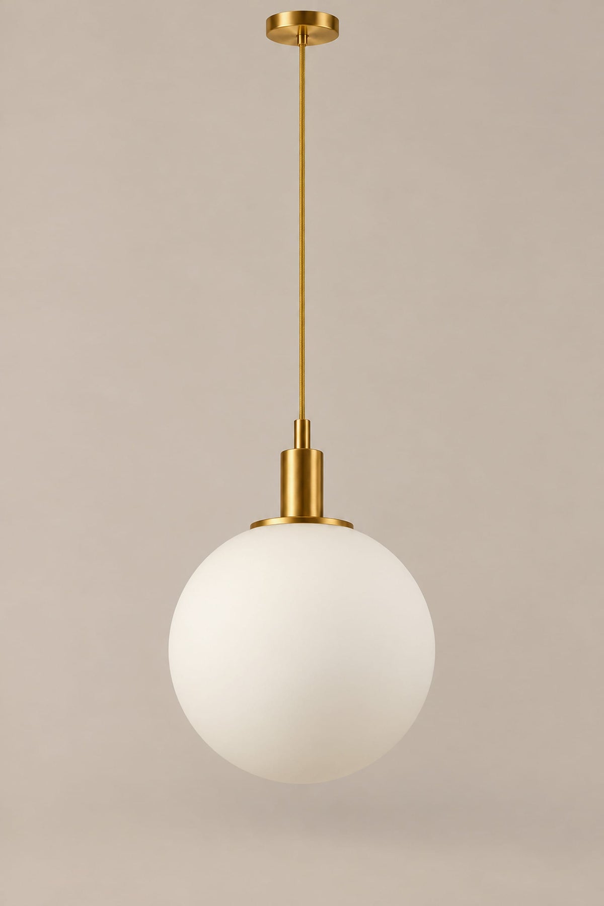 LampeHub Suspension Bauhaus Globe Verre Opalin – Laiton ou Noir