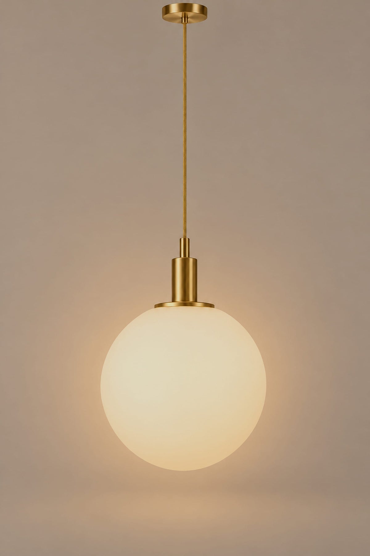 LampeHub Suspension Bauhaus Globe Verre Opalin – Laiton ou Noir